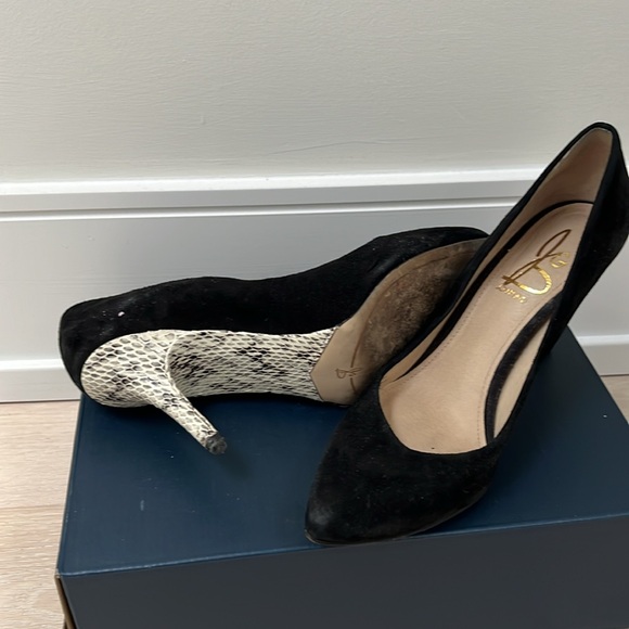 Fun pair of black suede pump with a patterned heel - Picture 4 of 4